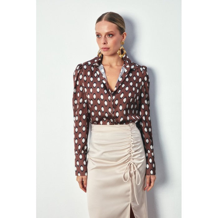 Кафява сатенена риза с раменни подплънки и графичен десен